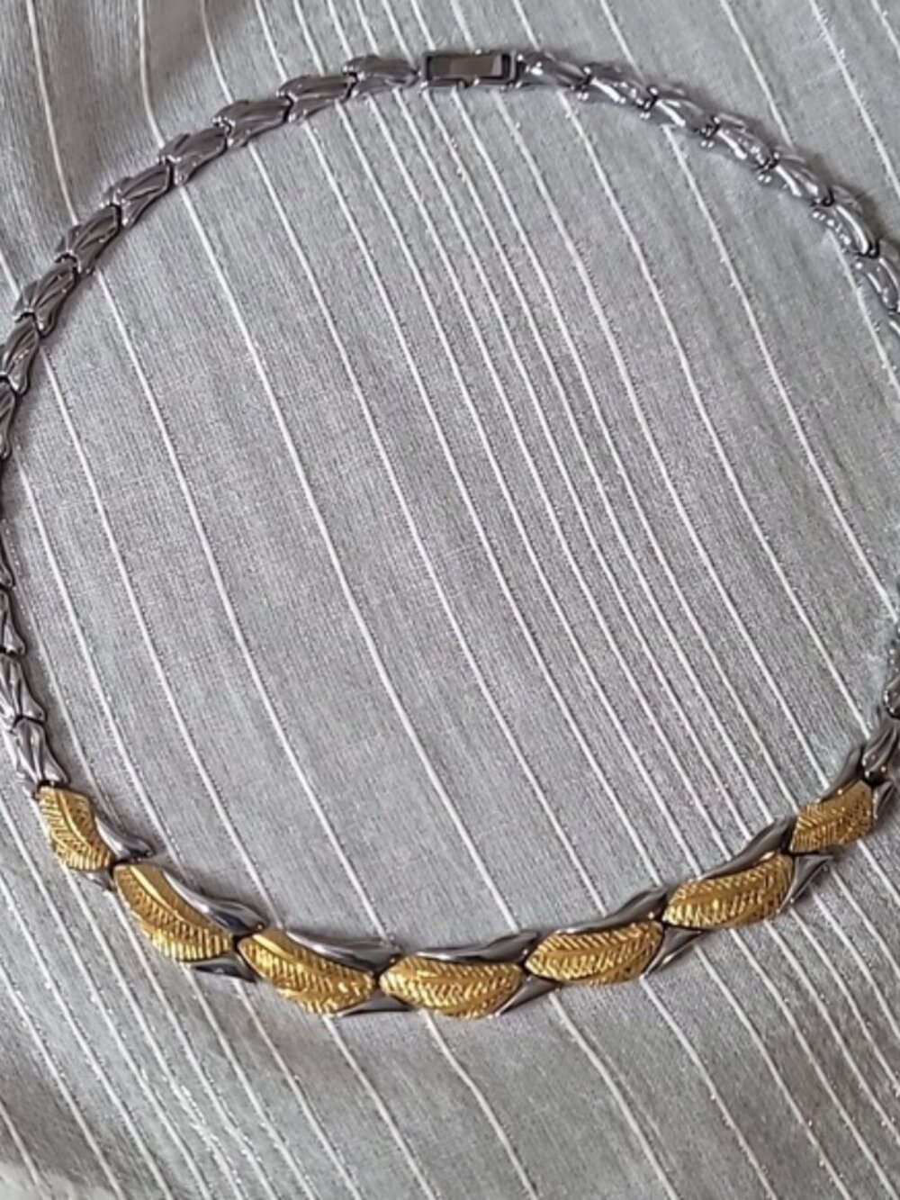 Vintage Two-Tone Stainless Steel 16" Leaf Link Collar Choker Necklace - Excellen